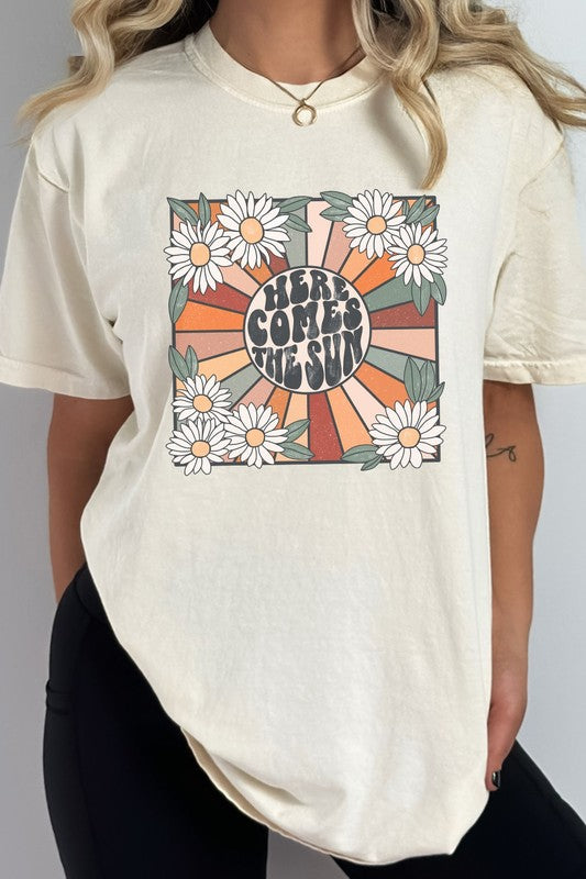 Here Comes The Sun Daisy Comfort Color Graphic Tee - Pikemla