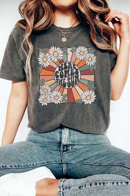 Here Comes The Sun Daisy Comfort Color Graphic Tee - Pikemla
