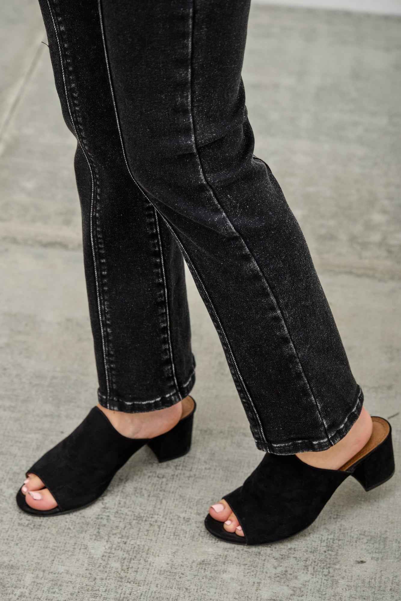 Mid Rise Slim Straight In Black Acid
