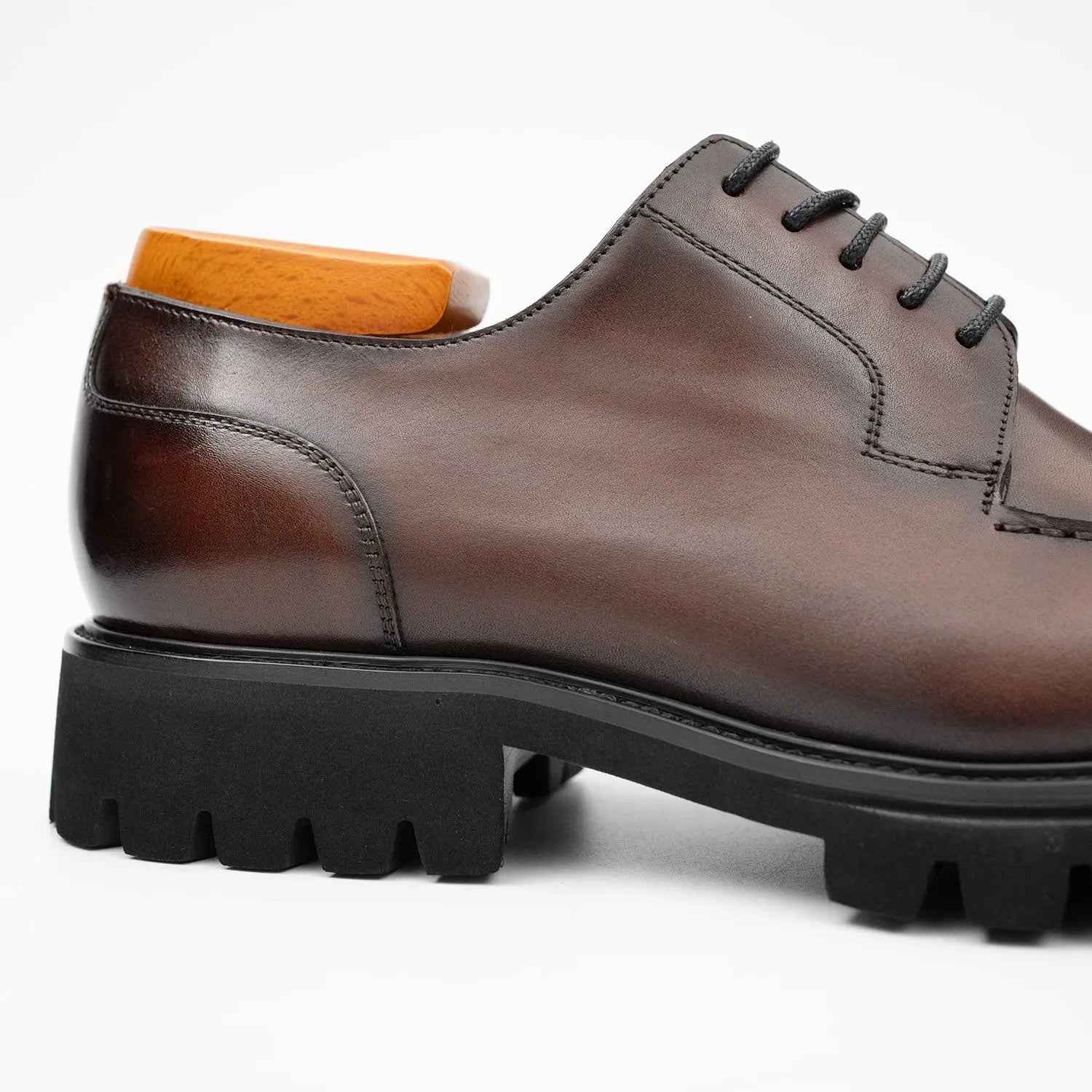 Men's Classic Brown Derby Leather Shoes with Lug Sole