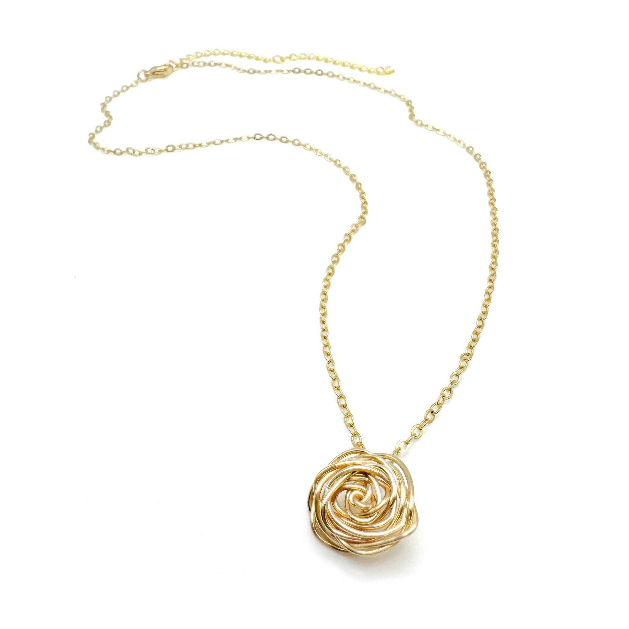 Rosette gold necklace