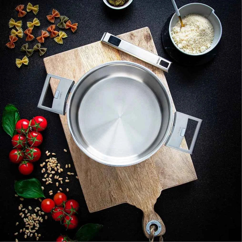 Set of 3 saucepans with lids